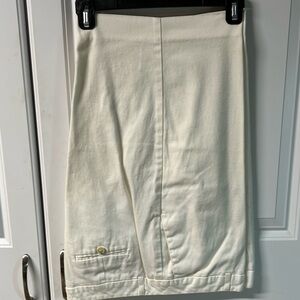 Size 16 ladies white Bermuda shorts, good condition. Nice